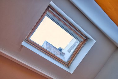 Tavan arasındaki çatı pencerelerindeki su hasarını onarmak ve onarmak