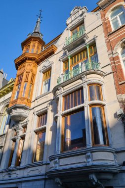 Yeni yenilenmiş eski mimar Frans Hemelsoet 'in evi, neo-rönesans tarzında, Art Nouveau aksanıyla, Brüksel mimari mirasının bir parçası olarak listelendi.. 
