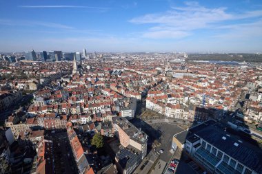 Brüksel 'in kuzeyinde açık mavi gökyüzü manzarası