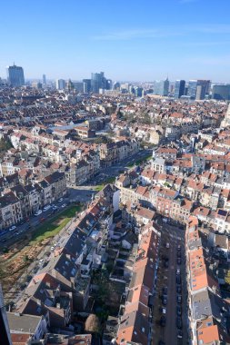 Brüksel 'in kuzeyinde açık mavi gökyüzü manzarası