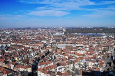 Brüksel 'in kuzeyinde açık mavi gökyüzü manzarası