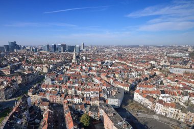 Brüksel 'in kuzeyinde açık mavi gökyüzü manzarası