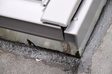 Çatıdan pencereyi su geçirmez teknolojiyle tamir et ve onar