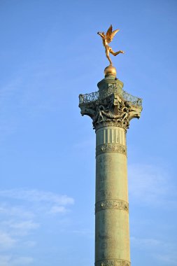 Ünlü Temmuz Sütunu, Place de la Bastille 'in merkezinde yer almaktadır.