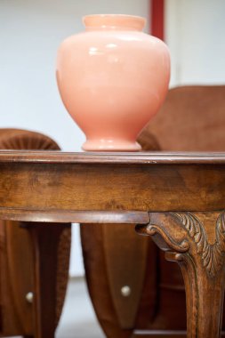Eski moda yuvarlak bir masanın ayrıntıları. 