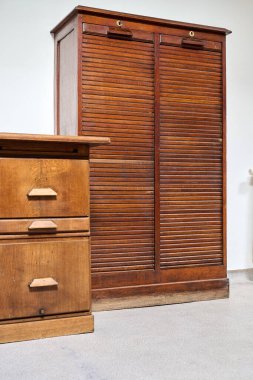 Eski moda ahşap masa ve mobilyalar.