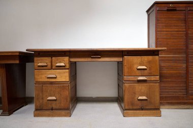 Eski moda ahşap masa ve mobilyalar.