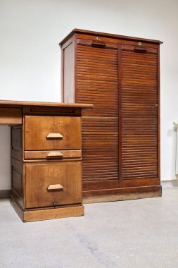 Eski moda ahşap masa ve mobilyalar.