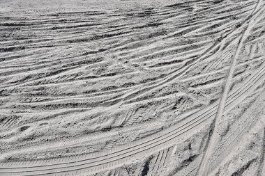 Belçika 'da kumlu bir yolda bisiklet tekerleği izleri var.