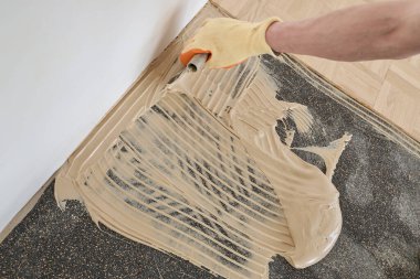 Meşe desenli parke hazırlanıyor