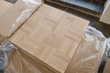 Meşe desenli parke hazırlanıyor