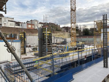 Brüksel, Belçika, 23 Mart 2025: Schaerbeek 'te Redevco Schaerbeek' in Av Britsiers 'inde karma kullanımlı bir bina inşaatı