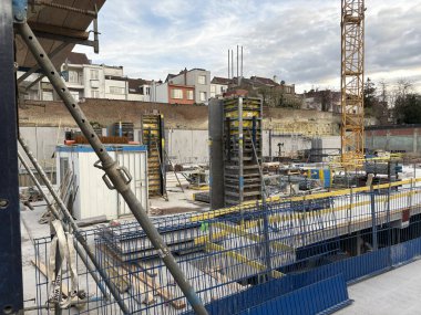 Brüksel, Belçika, 23 Mart 2025: Schaerbeek 'te Redevco Schaerbeek' in Av Britsiers 'inde karma kullanımlı bir bina inşaatı