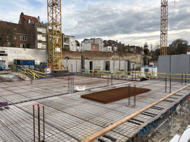 Brüksel, Belçika, 23 Mart 2025: Schaerbeek 'te Redevco Schaerbeek' in Av Britsiers 'inde karma kullanımlı bir bina inşaatı