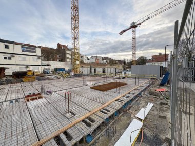 Brüksel, Belçika, 23 Mart 2025: Schaerbeek 'te Redevco Schaerbeek' in Av Britsiers 'inde karma kullanımlı bir bina inşaatı