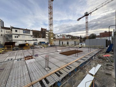 Brüksel, Belçika, 23 Mart 2025: Schaerbeek 'te Redevco Schaerbeek' in Av Britsiers 'inde karma kullanımlı bir bina inşaatı