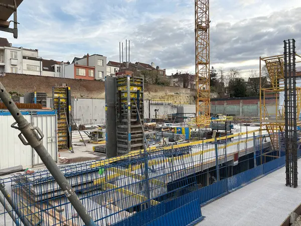 Brüksel, Belçika, 23 Mart 2025: Schaerbeek 'te Redevco Schaerbeek' in Av Britsiers 'inde karma kullanımlı bir bina inşaatı