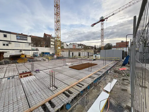 Brüksel, Belçika, 23 Mart 2025: Schaerbeek 'te Redevco Schaerbeek' in Av Britsiers 'inde karma kullanımlı bir bina inşaatı