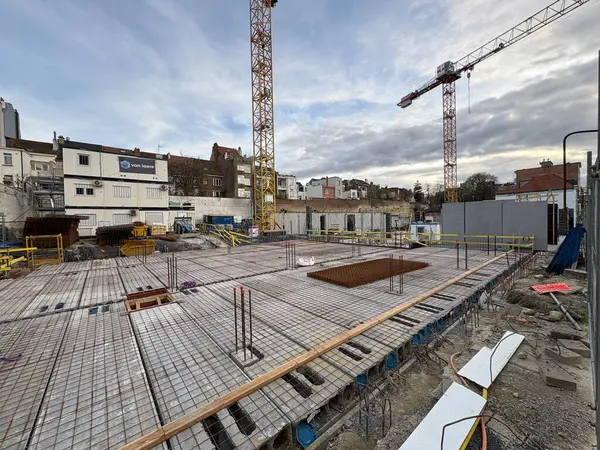 Brüksel, Belçika, 23 Mart 2025: Schaerbeek 'te Redevco Schaerbeek' in Av Britsiers 'inde karma kullanımlı bir bina inşaatı