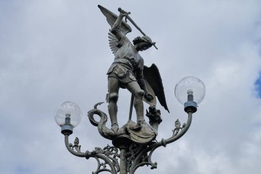 Gent, Belçika, 30-2025: Gent köprüsündeki Sint-Michael heykelinin ayrıntıları