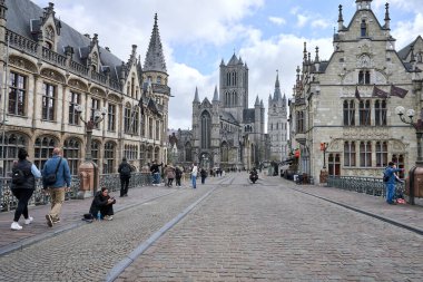 Gent, Belçika, 30-2025: İnsanlar Belçika 'nın Gent kentindeki tarihi merkezde güneşli bir günün tadını çıkarıyor