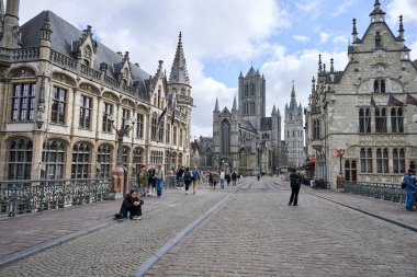 Gent, Belçika, 30-2025: İnsanlar Belçika 'nın Gent kentindeki tarihi merkezde güneşli bir günün tadını çıkarıyor