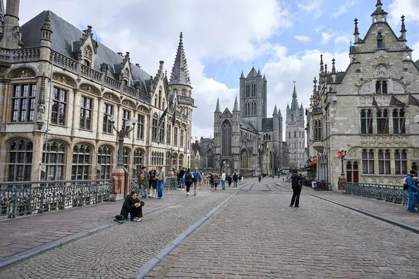 Gent, Belçika, 30-2025: İnsanlar Belçika 'nın Gent kentindeki tarihi merkezde güneşli bir günün tadını çıkarıyor