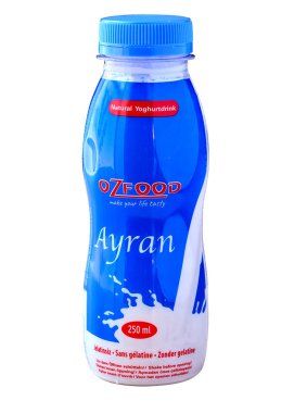 Brüksel, Belçika - 9 Nisan 2025; Ayran 'ın şişe paketi beyaza izole edilmiş ve kırpma yolu var. Türk mutfağı.
