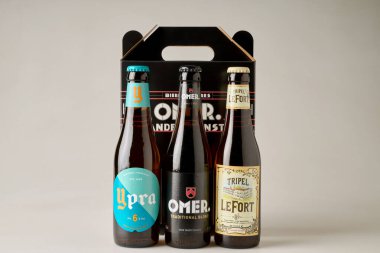 Brüksel, Belçika -05 Haziran 2025; Ömer Bira Fabrikası 'ndan özel bir paket Belçika birasının önünde bir Üçlü Lefort, Ömer ve Ypra' nın resimli editörlük resmi