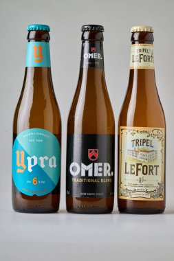 Brüksel, Belçika -05 Haziran 2025; Üçlü Lefort, Ömer ve Ypra 'nın şişedeki illüstrasyon resmi, Ömer Bira Fabrikasından Belçika birası