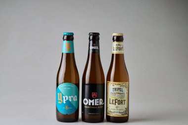 Brüksel, Belçika -05 Haziran 2025; Üçlü Lefort, Ömer ve Ypra 'nın şişedeki illüstrasyon resmi, Ömer Bira Fabrikasından Belçika birası