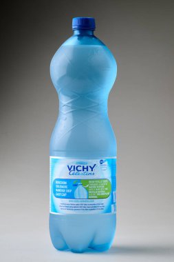 Brüksel, Belçika - 09 Haziran 2025; Bir şişe Vichy Celestins suyunun illüstrasyon resmi 
