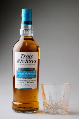 Brüksel, Belçika - 09 Haziran 2025; Martinique 'den bir TROIS RIVIP Rhum şişesinin illüstrasyon resmi