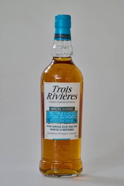 Brüksel, Belçika - 09 Haziran 2025; Martinique 'den bir TROIS RIVIP Rhum şişesinin illüstrasyon resmi