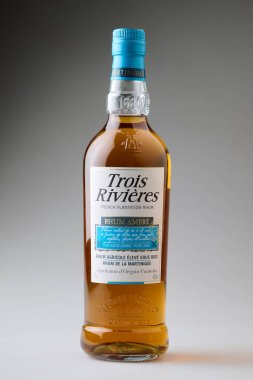 Brüksel, Belçika - 09 Haziran 2025; Martinique 'den bir TROIS RIVIP Rhum şişesinin illüstrasyon resmi