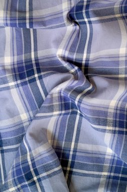 Buruşuk ve örtülü gömlekte çizgiler tekrarlanıyor.