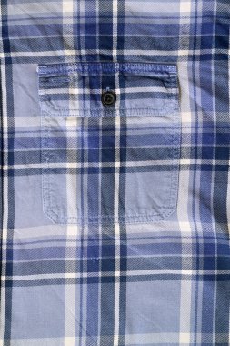 Singel cebinde desenli ve desenli gündelik gömlek var. 