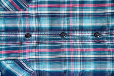 Üstü açık gömlekte üç tane hizalı düğme var. 