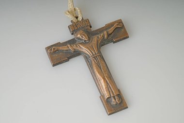 Beyaz arka planda sembolik Katolik Haçı