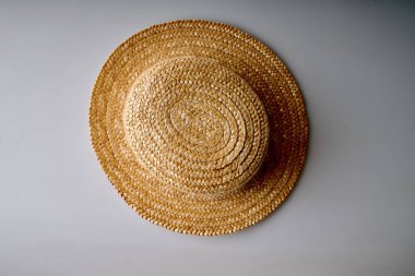 Yukarıdan beyaz arkaplan görünümlü sarı hasır şapka