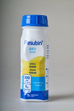 Brüksel, Belçika - 27 Temmuz 2025; Fresubin Jucy 'nin Fresenius Kabi' den bir şişe Ananas 'ın resimli editör fotoğrafı