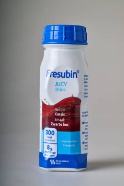 Brüksel, Belçika - 27 Temmuz 2025; Fresenius Kabi 'den bir şişe Fresubin Jucy' nin resimli editör fotoğrafı