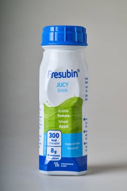 Brüksel, Belçika - 27 Temmuz 2025; Fresenius Kabi 'den bir şişe Fresubin jucy' nin resimli editörlük resmi