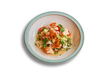 Tabaktaki Ceviche tablosu kırpma yolu olan beyaza izole edilmiş.