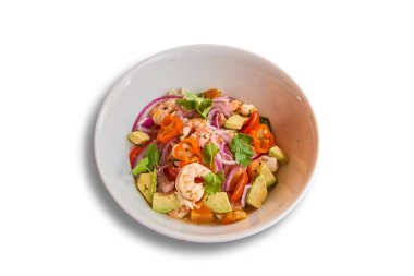 Tabaktaki Ceviche karides klasiği kırpma yolu ile beyaza izole edilmiş.