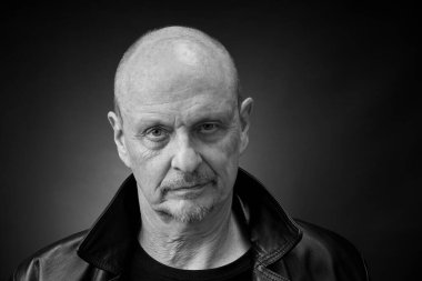 Klasik Harcourt tarzı ışıklandırmalı son sınıf öğrencisinin monokrom kapanış portresi.