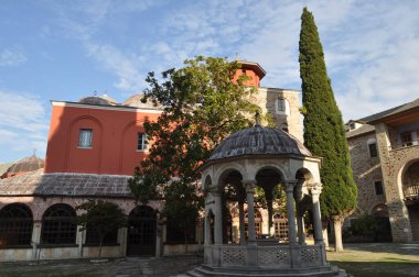 İviron Manastırı Athos Dağı üzerine inşa edilmiş bir manastır.