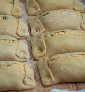Geleneksel Kıbrıs Rum Flaouna Lezzetli Paskalya Peynirli Ekmeği. Flaolar geleneksel olarak Kıbrıslı Ortodoks tarafından Paskalya için hazırlanıyor..