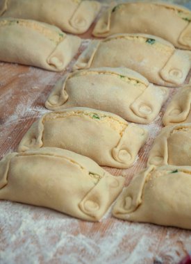 Geleneksel Kıbrıs Rum Flaouna Lezzetli Paskalya Peynirli Ekmeği. Flaolar geleneksel olarak Kıbrıslı Ortodoks tarafından Paskalya için hazırlanıyor..