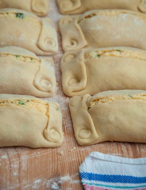 Geleneksel Kıbrıs Rum Flaouna Lezzetli Paskalya Peynirli Ekmeği. Flaolar geleneksel olarak Kıbrıslı Ortodoks tarafından Paskalya için hazırlanıyor..